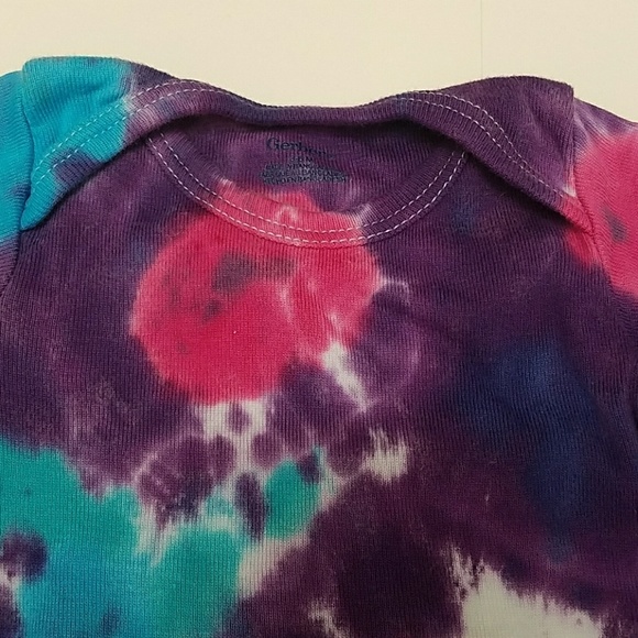 Tie-dyed onesie 3 to 6 months Gerber - Picture 2 of 3